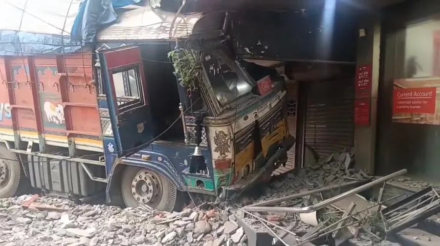 जमशेदपुर में बेकाबू ट्रक ने कोटक महिंद्रा बैंक को क्षतिग्रस्त किया, चालक गंभीर