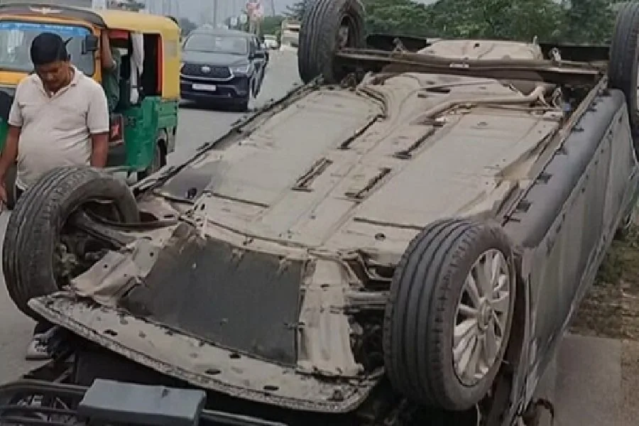 जमशेदपुर मरीन ड्राइव पर बलेनो कार डिवाइडर से टकराई, तीन सवार सुरक्षित बचाए गए