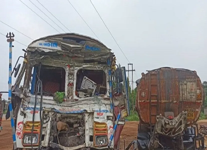 बहरागोड़ा सड़क हादसा: NH-18 पर टैंकर से टकराने के बाद ट्रक चालक फंसा, राहत कार्य जारी