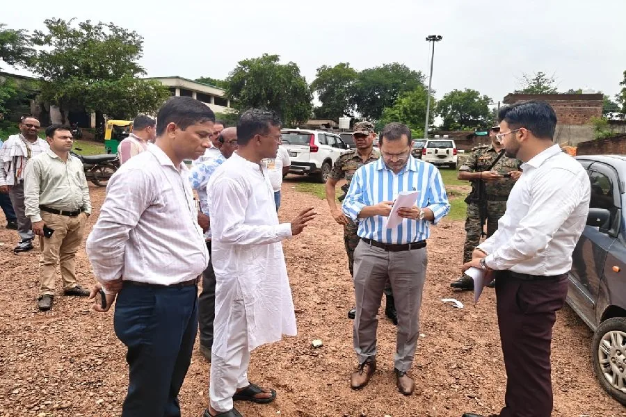 सरायकेला कपाली में SIR-2026 अभियान का डीसी ने किया कड़ा निरीक्षण, मतदाता प्रपत्र वितरण की समीक्षा
