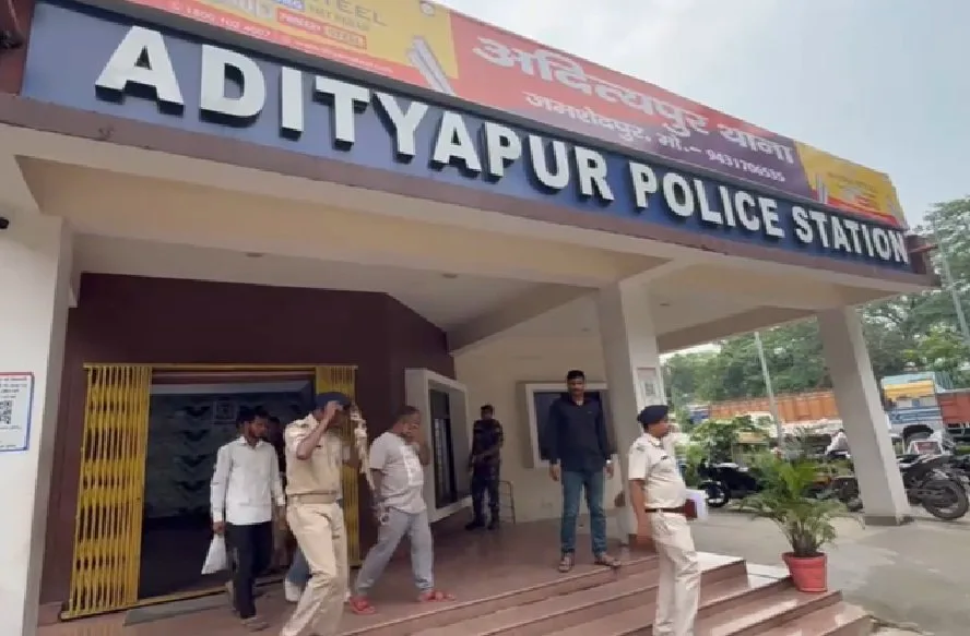 ऑनलाइन बेटिंग रैकेट भंडाफोड़: आदित्यपुर में तीन गिरफ्तार, पुलिस आगे की कार्रवाई में तेज