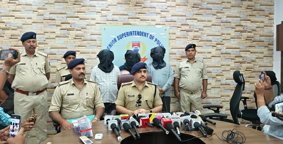पूर्वी सिंहभूम के बहरागोड़ा में 1.095 किलो पन्ना तस्करी का भंडाफोड़, 3 तस्कर गिरफ्तार