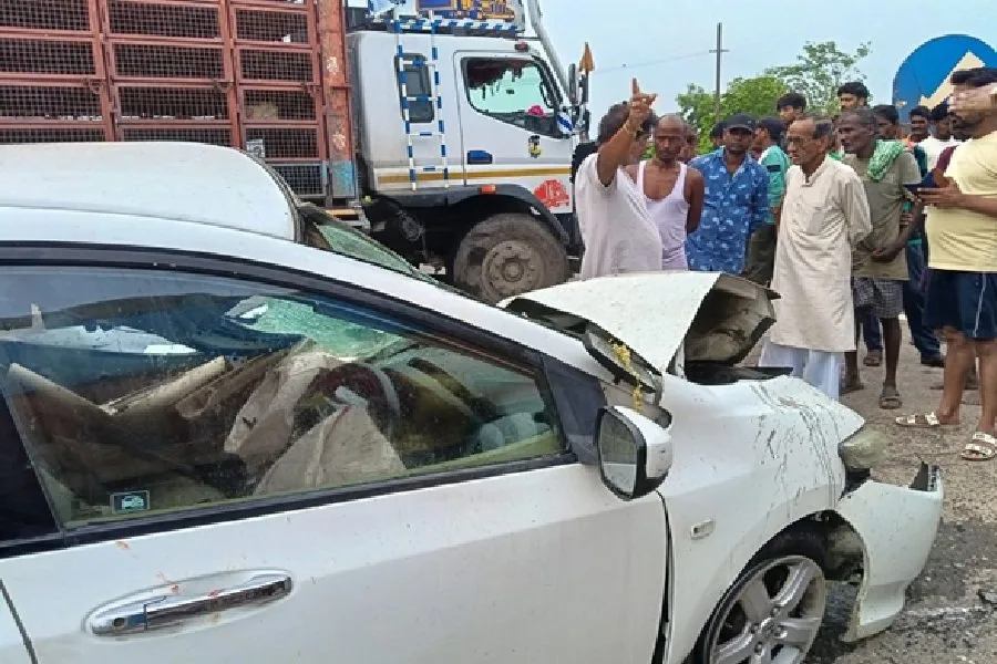 NH-49 पर तेज कार ने अनजान वाहन को टक्कर मारी, चालक हुआ गंभीर घायल