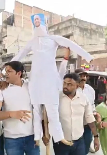 मानगो चौक पर सरयू राय के पुतला दहन के दौरान आग लगने से मची अफरातफरी