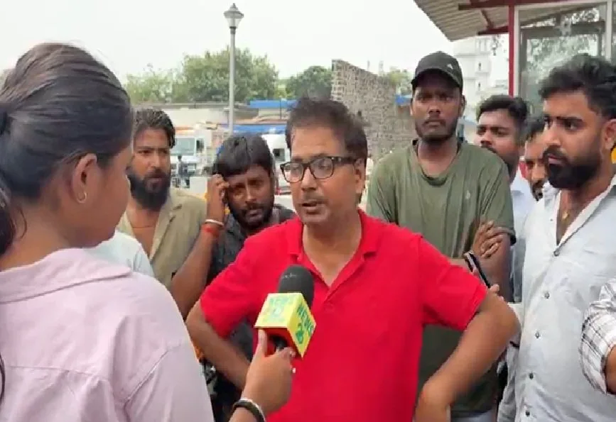 सड़क हादसे में घायल जियो कर्मी के परिजनों ने कंपनी पर लापरवाही का आरोप लगाते हुए मुआवजे की मांग की