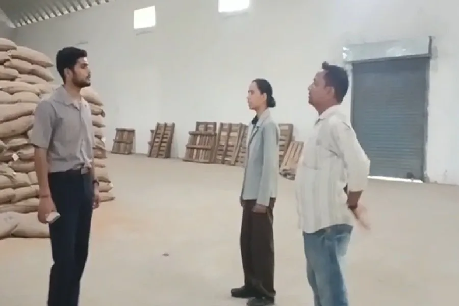 गम्हरिया पीडीएस गोदाम में चोरी और खराब दाल की जांच तेज, एसडीओ ने किया निरीक्षण