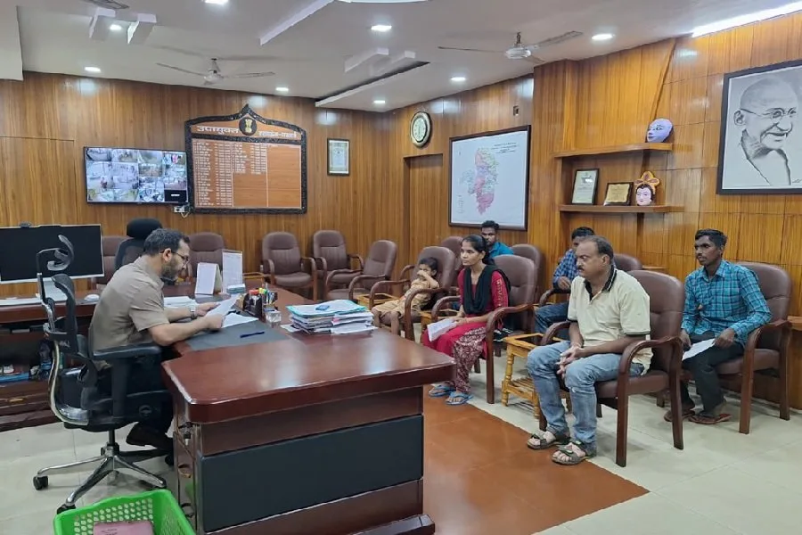 सरायकेला जनता दरबार में डीसी ने सुनी लोगों की शिकायतें, राशन कार्ड और जमीन विवाद पर हुई कार्रवाई