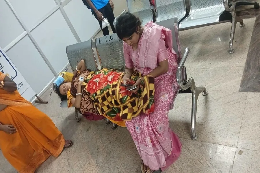 जमशेदपुर एमजीएम अस्पताल इमरजेंसी में बेड-स्ट्रेचर कमी, मरीजों को हो रही भारी परेशानी