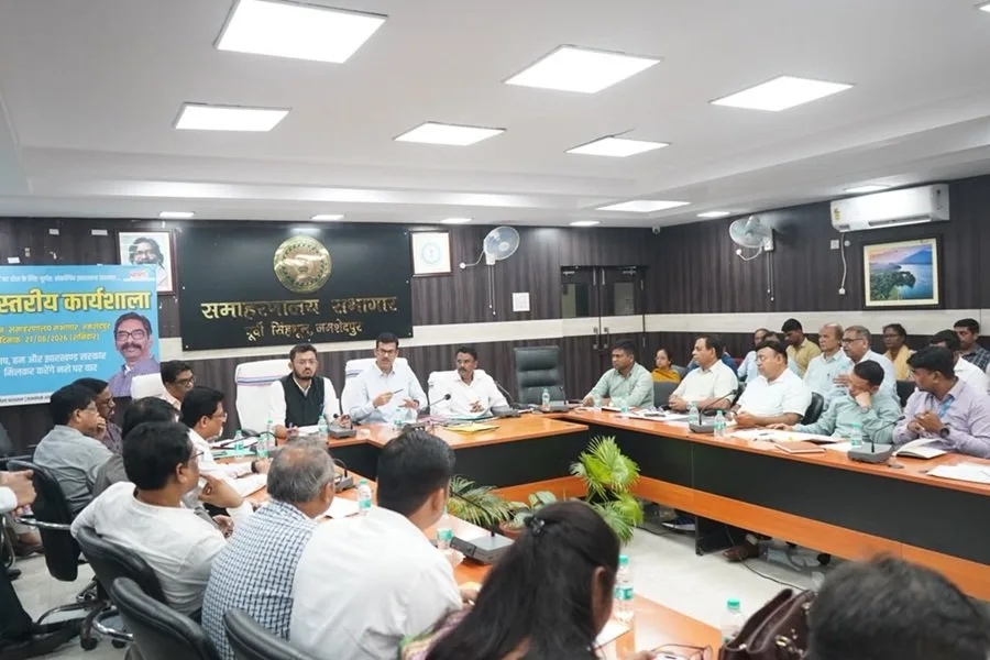 East Singhbhum DC Meeting: उपायुक्त ने लंबित मामलों के निपटारे को लेकर दिए कड़े निर्देश