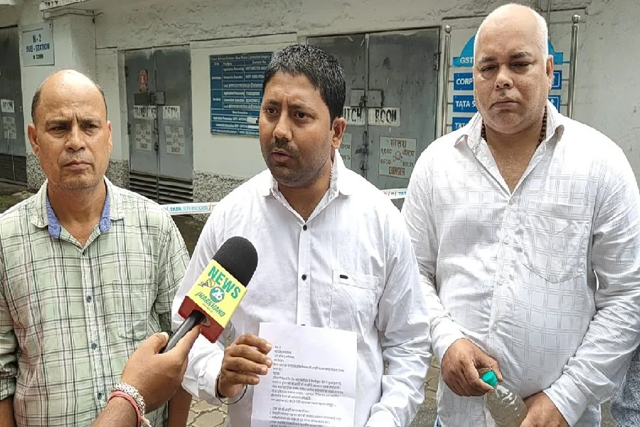 जमशेदपुर ईस्ट प्लांट बस्ती में गंदे पानी की समस्या से लोग परेशान, टाटा स्टील UISL से कार्रवाई की मांग