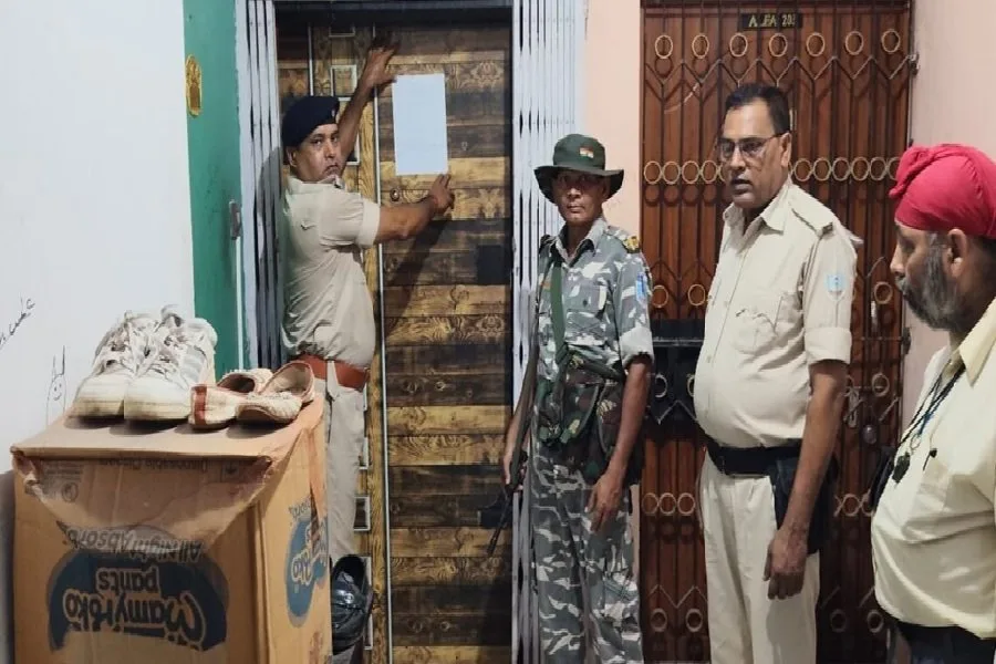 जमशेदपुर पुलिस ने फरार आरोपियों के घर डुगडुगी बजाकर दी आत्मसमर्पण की चेतावनी