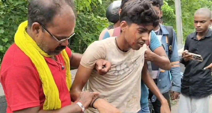 सरायकेला सड़क हादसा: लखनासिंह घाटी में अज्ञात वाहन की टक्कर से तीन युवक गंभीर घायल