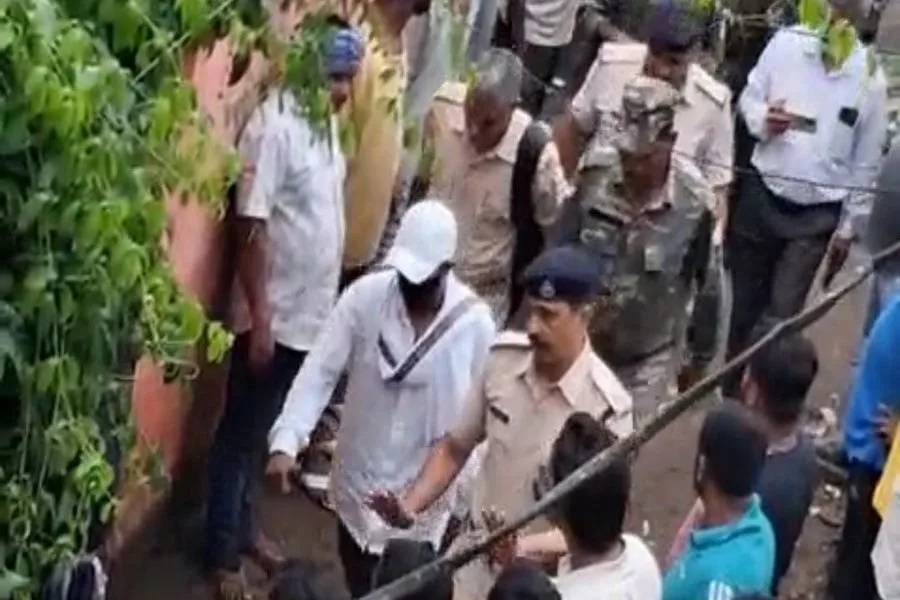 कुख्यात अपराधी कृष्ण गोप को पिता के अंतिम दर्शन के लिए आदित्यपुर लाया गया