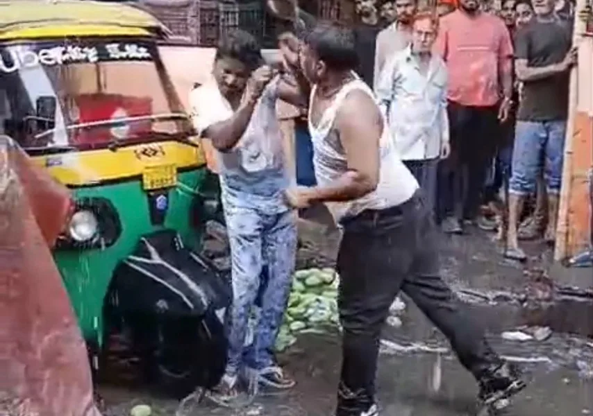 साकची बाजार में फल व्यापारी के कर्मचारी से मारपीट, CCTV में कैद हुई विवादित घटना