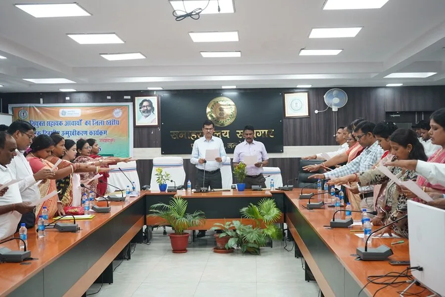 पूर्वी सिंहभूम में सहायक आचार्यों को मिला पदस्थापन पत्र, उपायुक्त ने दिलाई सेवा की शपथ