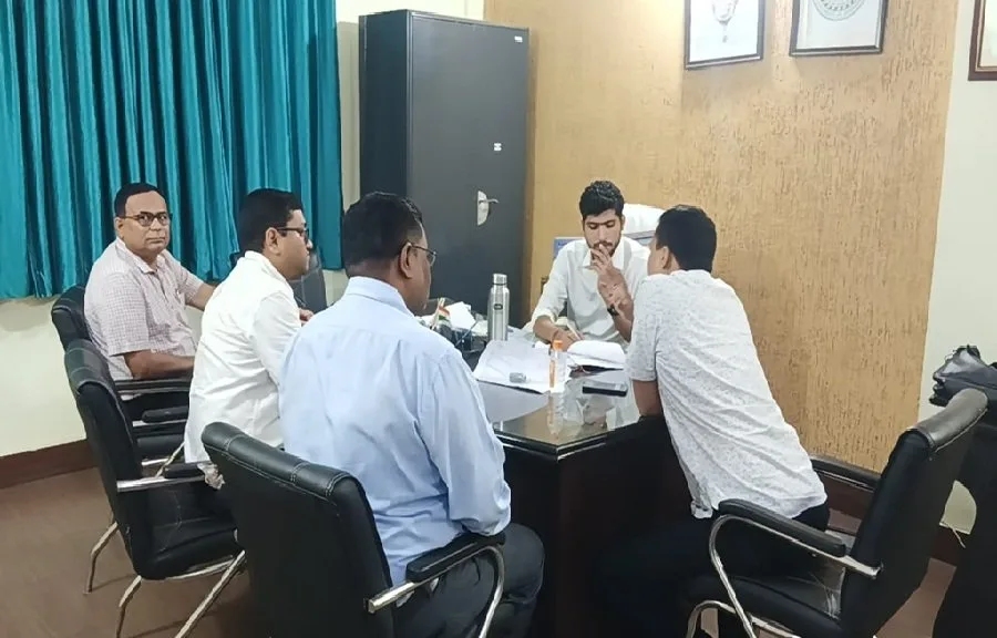 गम्हरिया में एसआईआर कार्यों का निरीक्षण: एसडीओ ने मतदाताओं से फॉर्म भरने की जताई अहमियत