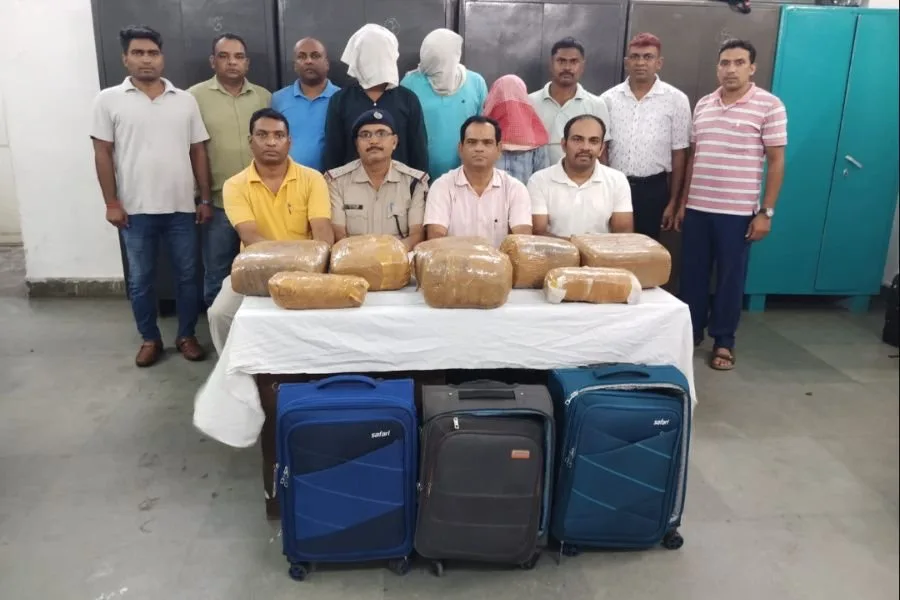 टाटानगर स्टेशन पर 34.7 किलो गांजा के साथ तीन तस्कर गिरफ्तार, बिहार पहुंचाना था माल