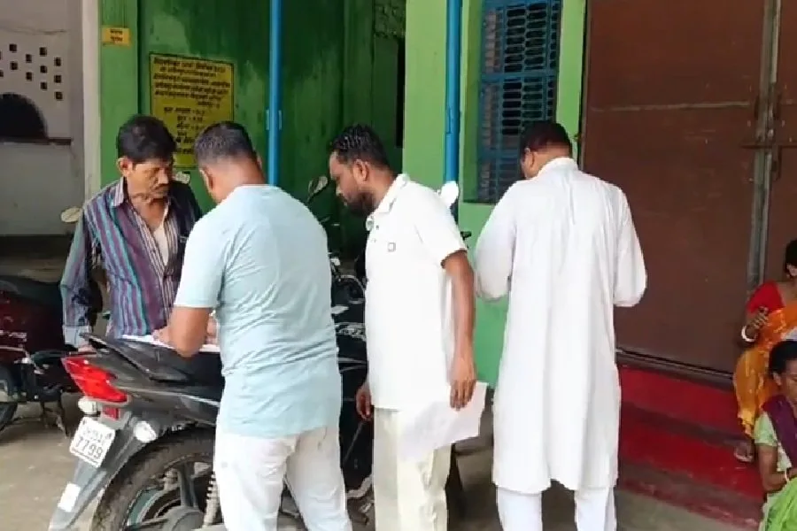 आदित्यपुर वार्ड 20 में मतदाता सूची विवाद: बिना सत्यापन के नाम काटे गए, जांच जरूरी
