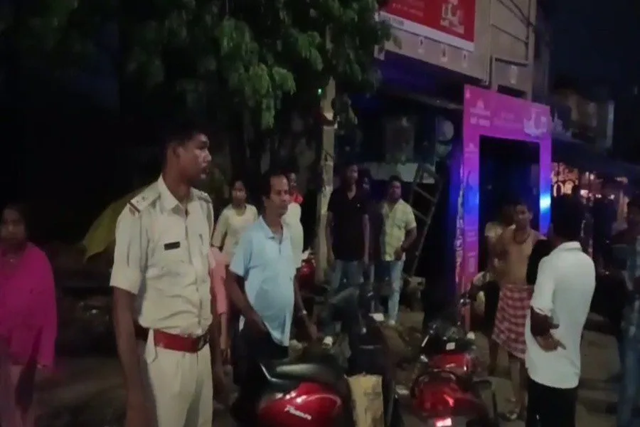 जमशेदपुर कदमा में रंगदारी न देने पर किराना दुकानदार पर जानलेवा हमला, बदमाशों ने महिलाओं से की छेड़खानी