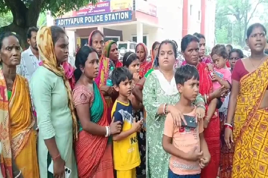 आदित्यपुर काड़ा हत्याकांड: परिजनों का थाने घेराव, पुलिस पर धमकाने और कार्रवाई में लापरवाही के आरोप