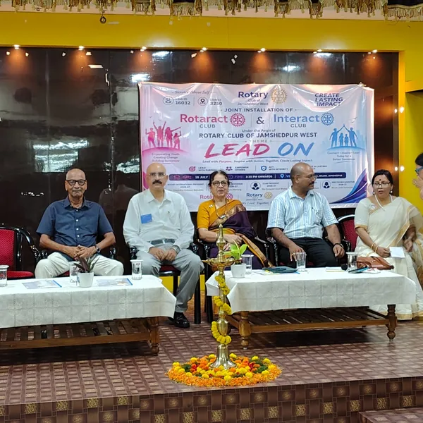 रोटरी क्लब जमशेदपुर वेस्ट ने नए इंटरैक्ट और रोटरैक्ट क्लबों का गठन कर युवाओं को दी जिम्मेदारी