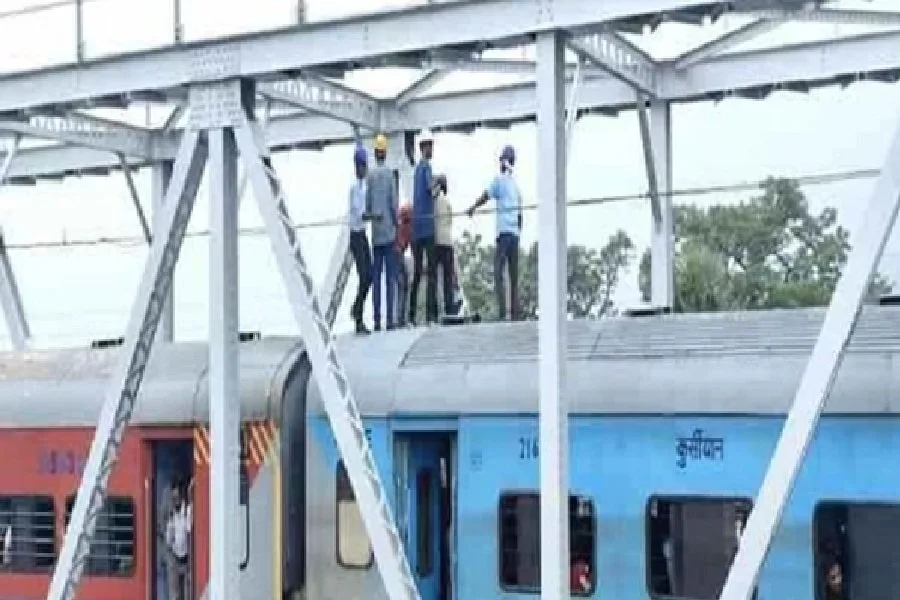 दक्षिण पूर्व रेलवे की स्टील एक्सप्रेस पर गालूडीह के पास टूटे ओवरहेड तार से रेल परिचालन थमा