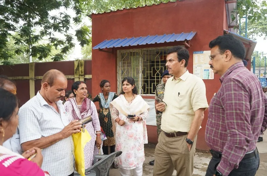 विशेष सहायता शिविरों का डीईओ ने जमशेदपुर में किया निरीक्षण, मतदाताओं से फॉर्म जल्द जमा करने की अपील