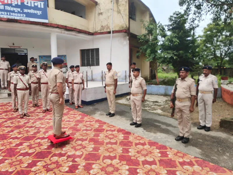 जामशेदपुर ग्रामीण SP शुभम खंडेलवाल ने जादूगोड़ा थाना का किया औचक निरीक्षण