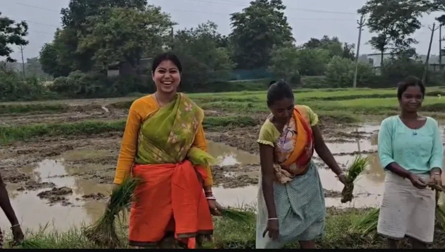 जमशेदपुर पूर्वी विधायक पूर्णिमा दास साहू ने VIP जीवन त्यागकर खेतों में महिलाओं के साथ धान रोपाई की
