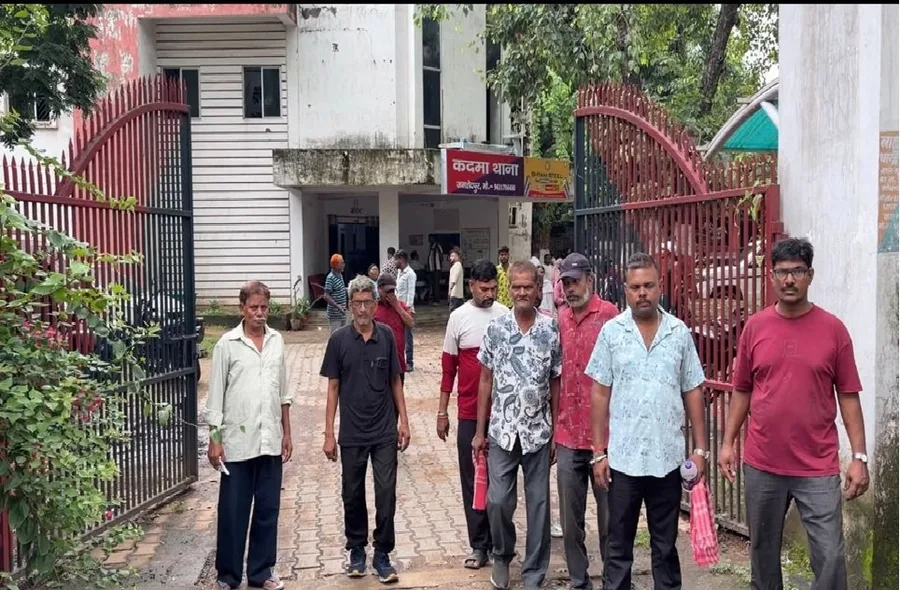 कदमा थाना में सिक्योरिटी गार्डों पर बदसलूकी, मारपीट और गला दबाने का आरोप