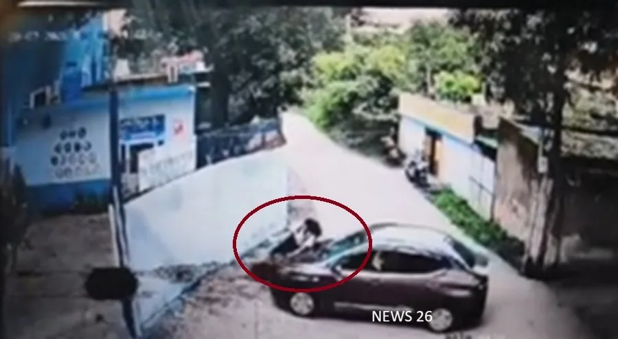 गोविंदपुर में अनियंत्रित कार ने कंपनी कर्मी को टक्कर मारी, घायल हुआ पैर