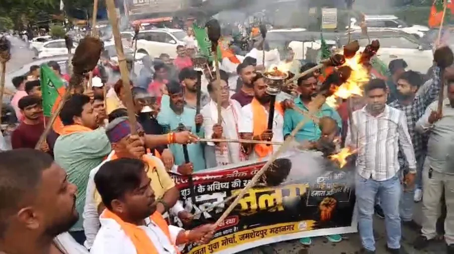 14वीं JPSC परीक्षा धांधली के विरोध में भाजयुमो का साकची में मशाल जुलूस, सरकार को चेतावनी