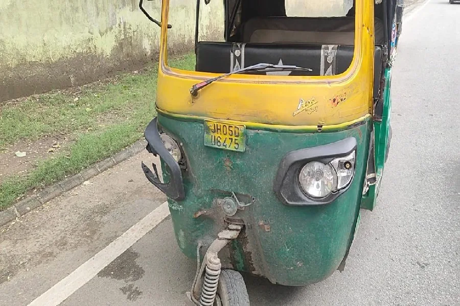 साकची बुक स्टोर के पास कार और ऑटो की टक्कर, ड्राइवर ने मिर्गी का हवाला दिया