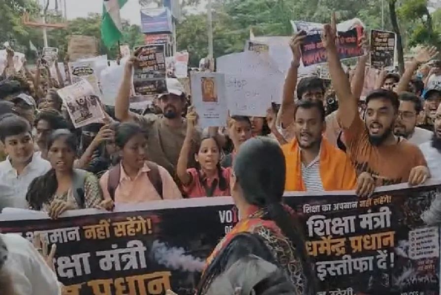 जमशेदपुर छात्र आक्रोश मार्च: साकची गोलचक्कर से शुरू हुआ बड़े पैमाने पर शांतिपूर्ण प्रदर्शन