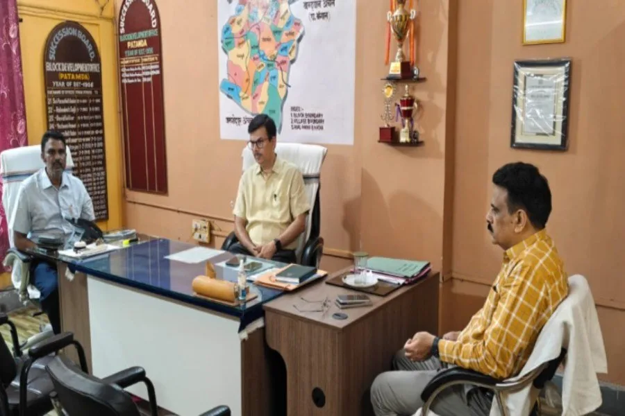 पटमदा प्रशासनिक निरीक्षण: उपायुक्त ने अधिकारियों को समयबद्ध सेवा और बेहतर योजना क्रियान्वयन के निर्देश दिए