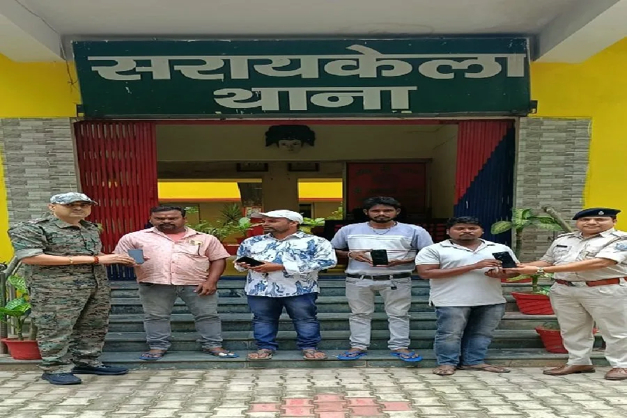 सरायकेला पुलिस ने CEIR पोर्टल की मदद से चार गुम मोबाइल फोन बरामद कर वापस लौटाए
