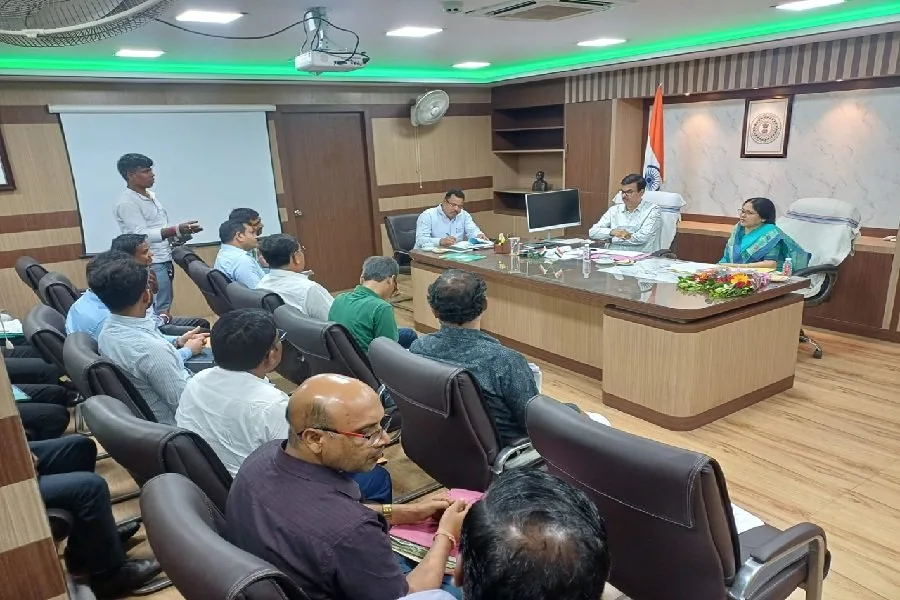 सुवर्णरेखा परियोजना कार्यालय में उच्चस्तरीय बैठक: विधायक सविता महतो ने चांडिल डैम जलस्तर RL 180 मीटर तक सीमित करने की मांग की