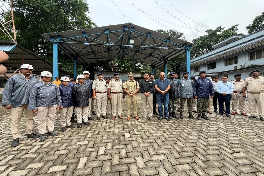 साकची CCR में पुलिसकर्मियों को मिला रेन सूट, बारिश में ड्यूटी में राहत