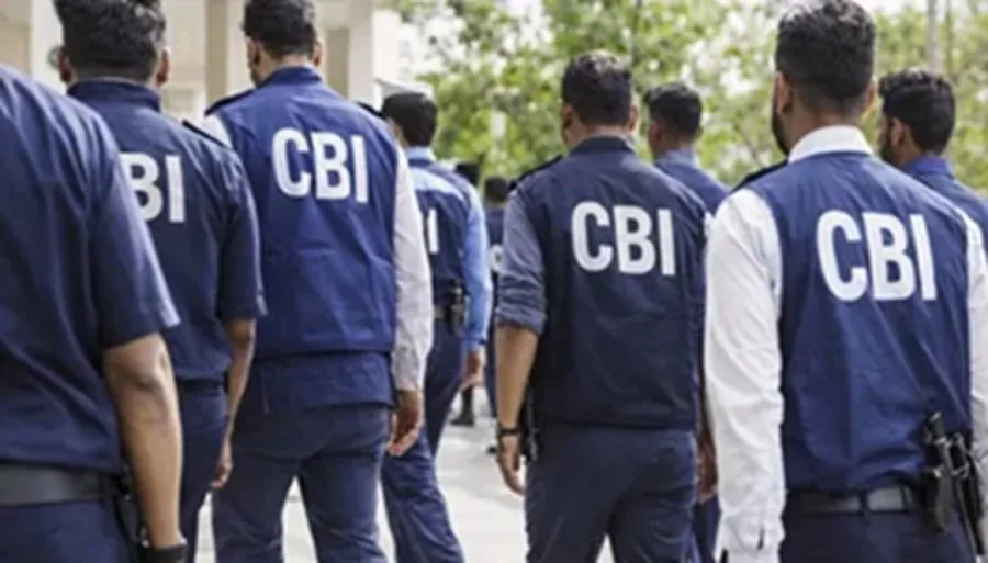 CBI कार्रवाई: चक्रधरपुर डिप्टी चीफ रेलवे इंजीनियर 4 लाख की रिश्वत लेते गिरफ्तार, 3 राज्यों में छापेमारी