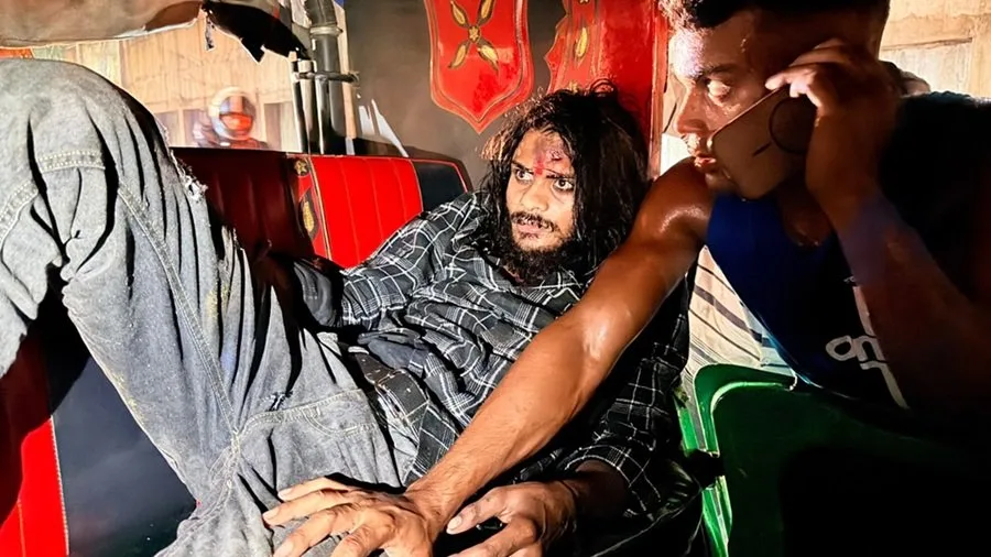 जमशेदपुर सड़क दुर्घटना: साकची में बिना चेतावनी संकेत वाली बस से टेम्पो की टक्कर, चालक गंभीर रूप से घायल