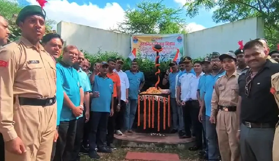 कारगिल विजय दिवस पर जमशेदपुर में शहीदों को भावभीनी श्रद्धांजलि और पूर्व सैनिकों का सम्मान