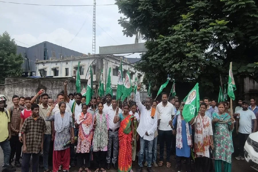गम्हरिया में मजदूरों का आक्रोश, झामुमो ने विजय श्री ऑटो के खिलाफ किया प्रदर्शन
