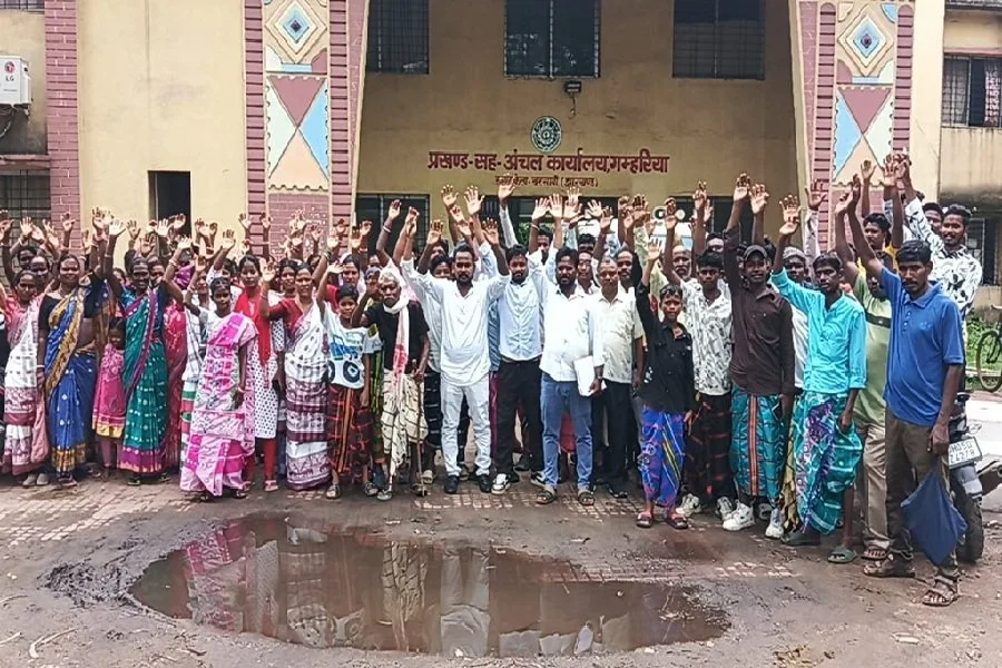 गम्हरिया में नाला पर सड़क निर्माण का विरोध, ग्रामीणों ने ब्लॉक कार्यालय के बाहर जताया रोष