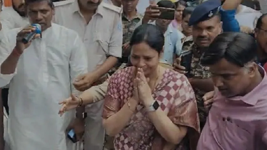 मानगो नगर निगम के धरने में सरयू राय और मेयर सुधा गुप्ता की राजनीतिक चर्चा तेज