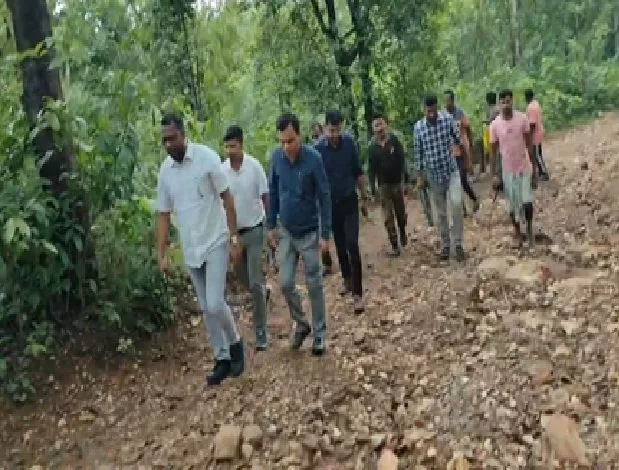 डुमरिया की स्वास्थ्य व्यवस्था बदतर, ग्राम प्रधान को चार किमी तक खाट पर ले जाने की मजबूरी