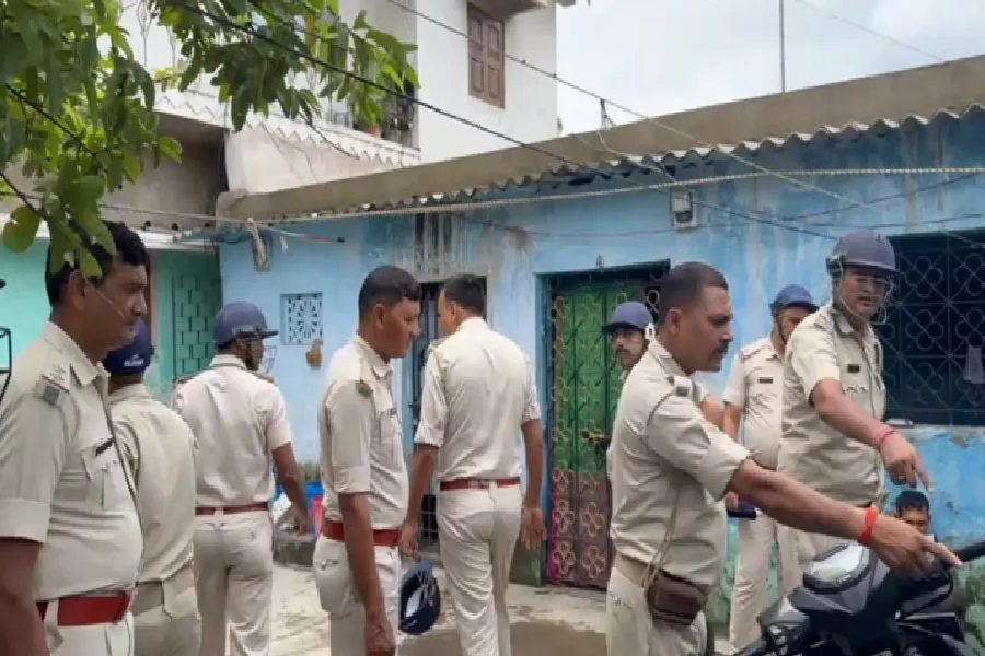 आदित्यपुर में ड्रग्स तस्करों के खिलाफ पुलिस का बड़ा अभियान, फरार आरोपियों के ठिकानों पर छापेमारी