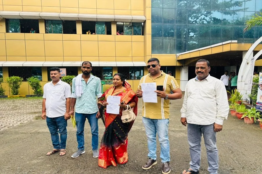 करनडीह फाटक की बंद नाली ने स्थानीय जनजीवन किया प्रभावित, DC को जिला परिषद सदस्य ने ज्ञापन सौंपा