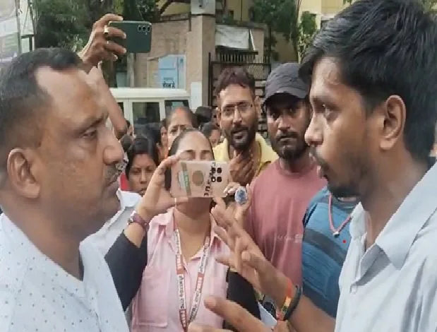 जमशेदपुर के इंद्रानगर-कल्याणनगर में बुलडोजर कार्रवाई पर बस्तीवासियों का विरोध और पूर्व मंत्री की मदद