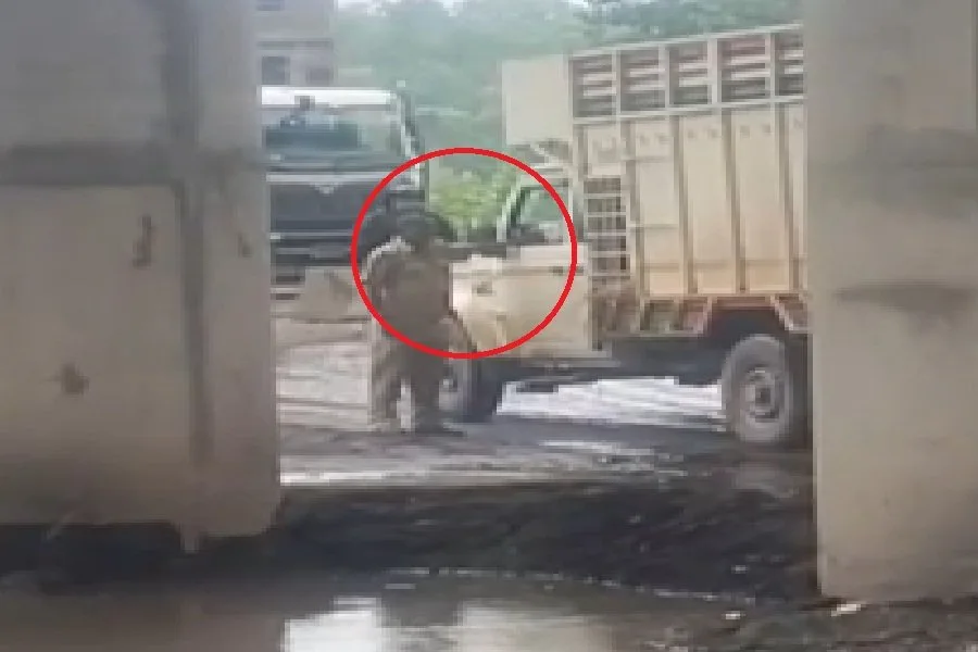 पितकी ओवरब्रिज पर पुलिस वसूली का आरोप, स्थानीय लोगों ने निष्पक्ष जांच की मांग की
