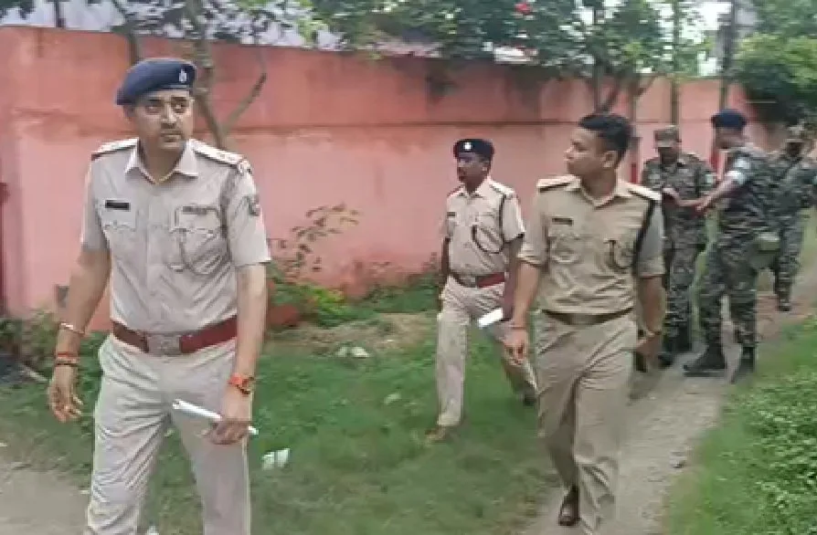 सरायकेला थाना में SP मनोज स्वर्गियारी का औचक निरीक्षण और सुरक्षा उपायों पर जोर